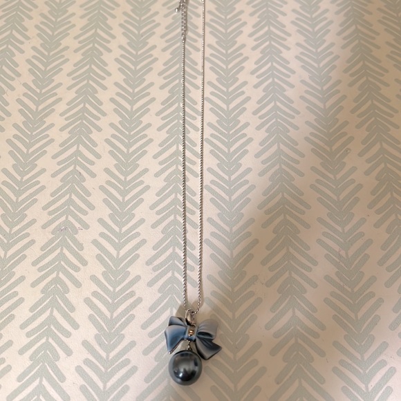 NWOT Bow Charm Necklace - Picture 2 of 3
